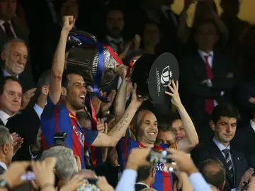 Iniesta y Busquets levantan el trofeo de campeones de la Copa del Rey Iniesta y Busquets levantan el trofeo de campeones de la Copa del Rey