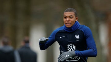 Mbappé, durante un entrenamiento con Francia