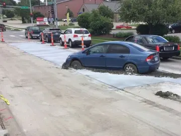 Coche atrapado en cemento recién vertido Coche atrapado en cemento recién vertido