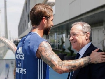 Florentino Pérez saluda a Ramos en Valdebebas