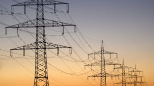 Vista de varios postes el&eacute;ctricos