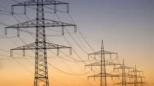 Vista de varios postes eléctricos Vista de varios postes eléctricos