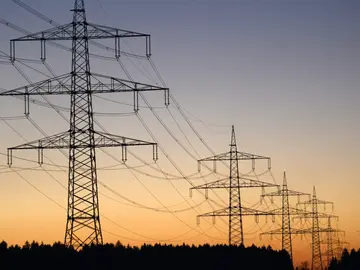 Vista de varios postes eléctricos Vista de varios postes eléctricos