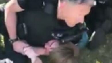 Investigan las causas que desencadenaron una pelea entre agentes de policía y jóvenes en un parque