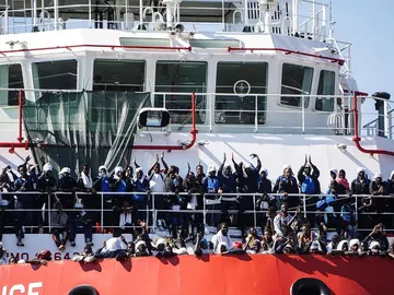 Llegan 1.446 inmigrantes a Nápoles tras la prohibición de desembarco por el G7 Llegan 1.446 inmigrantes a Nápoles tras la prohibición de desembarco por el G7