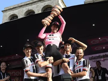 Tom Dumoulin alza el trofeo de ganador del Giro de Italia Tom Dumoulin alza el trofeo de ganador del Giro de Italia