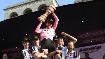 Tom Dumoulin alza el trofeo de ganador del Giro de Italia