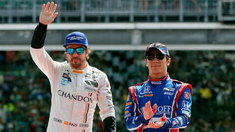 Alonso, junto a Takuma Sato