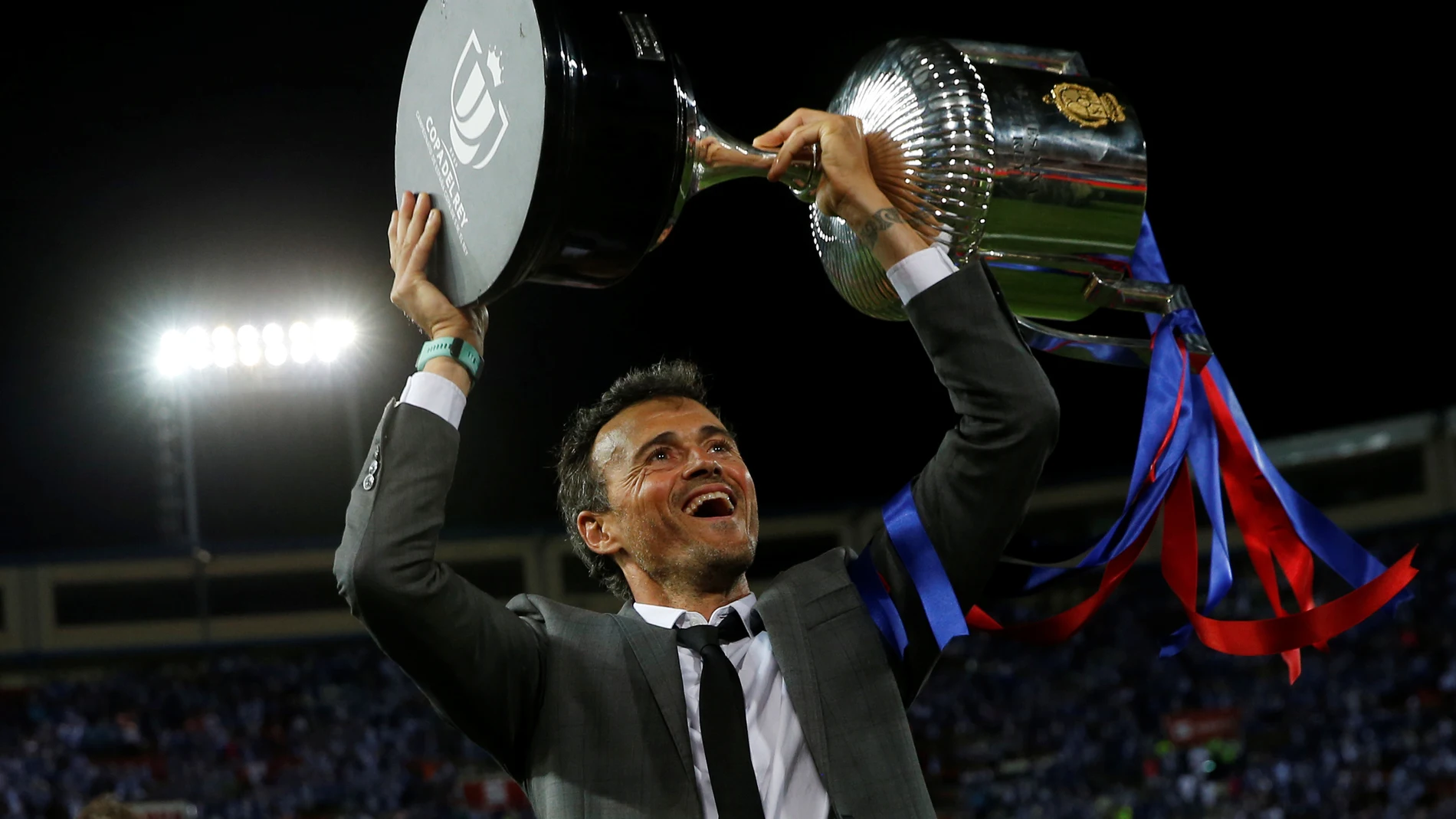 Luis Enrique, con el trofeo de campeón de la Copa del Rey Luis Enrique, con el trofeo de campeón de la Copa del Rey