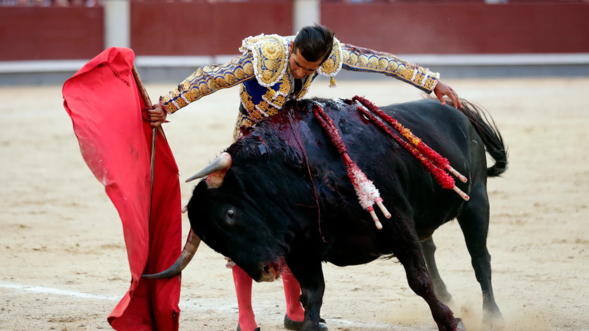 El diesto mexicano Joselito Adame durante la faena a su segundo toro, en el décimo sexto festejo de la Feria de San Isidro