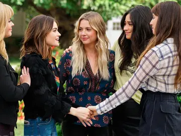 Las actrices de 'Pequeñas mentirosas' se emocionan en el último capítulo de la serie Las actrices de 'Pequeñas mentirosas' se emocionan en el último capítulo de la serie