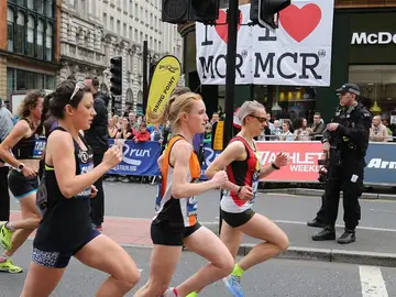 Decenas de miles de personas corren rodeados de fuertes medidas de seguridad, en la Gran Carrera de Manchester Decenas de miles de personas corren rodeados de fuertes medidas de seguridad, en la Gran Carrera de Manchester