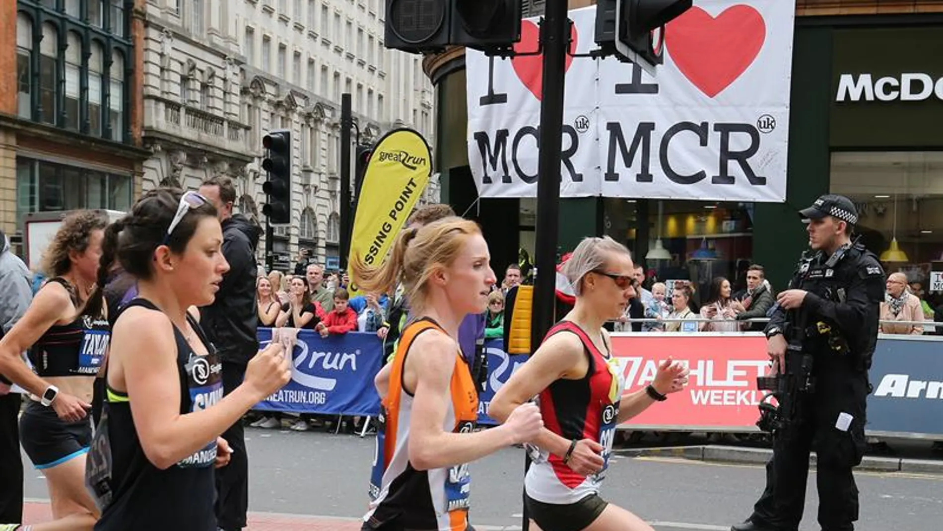 Decenas de miles de personas corren rodeados de fuertes medidas de seguridad, en la Gran Carrera de Manchester Decenas de miles de personas corren rodeados de fuertes medidas de seguridad, en la Gran Carrera de Manchester