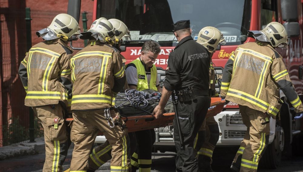 Los bomberos rescatando a los heridos