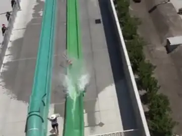 Momento en el que el niño sale disparado del tobogán Momento en el que el niño sale disparado del tobogán