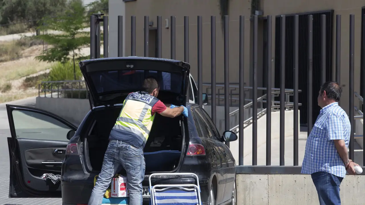Un policía inspecciona un coche