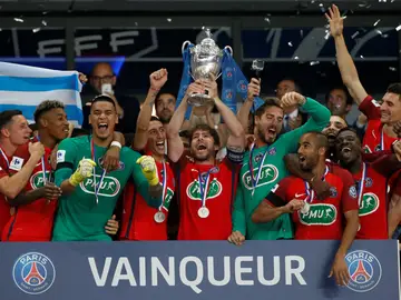 El PSG, con el trofeo de campeón de la Copa de Francia El PSG, con el trofeo de campeón de la Copa de Francia