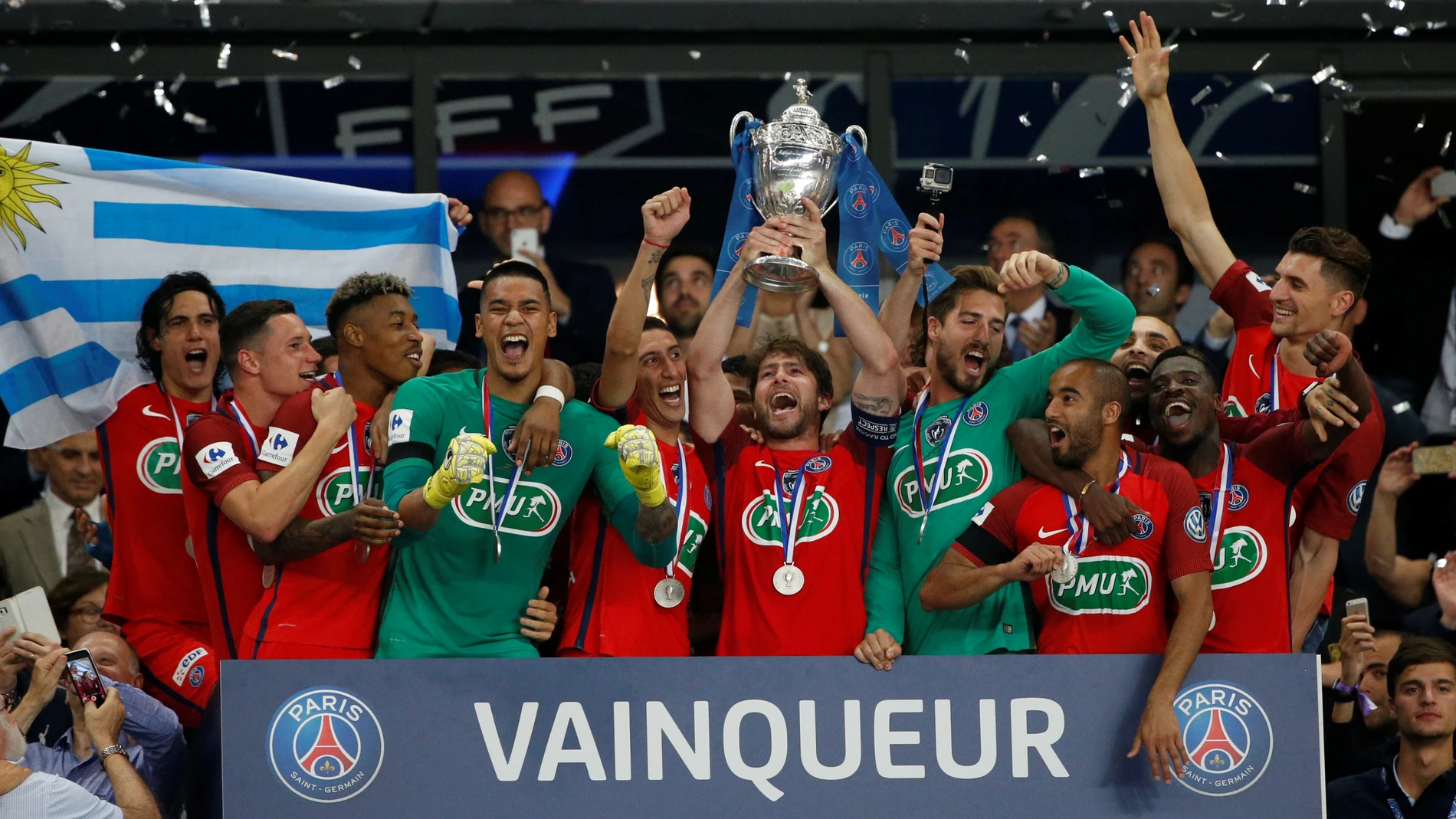 El PSG, con el trofeo de campeón de la Copa de Francia El PSG, con el trofeo de campeón de la Copa de Francia