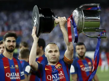 Iniesta levanta la Copa del Rey en el Vicente Calderón Iniesta levanta la Copa del Rey en el Vicente Calderón