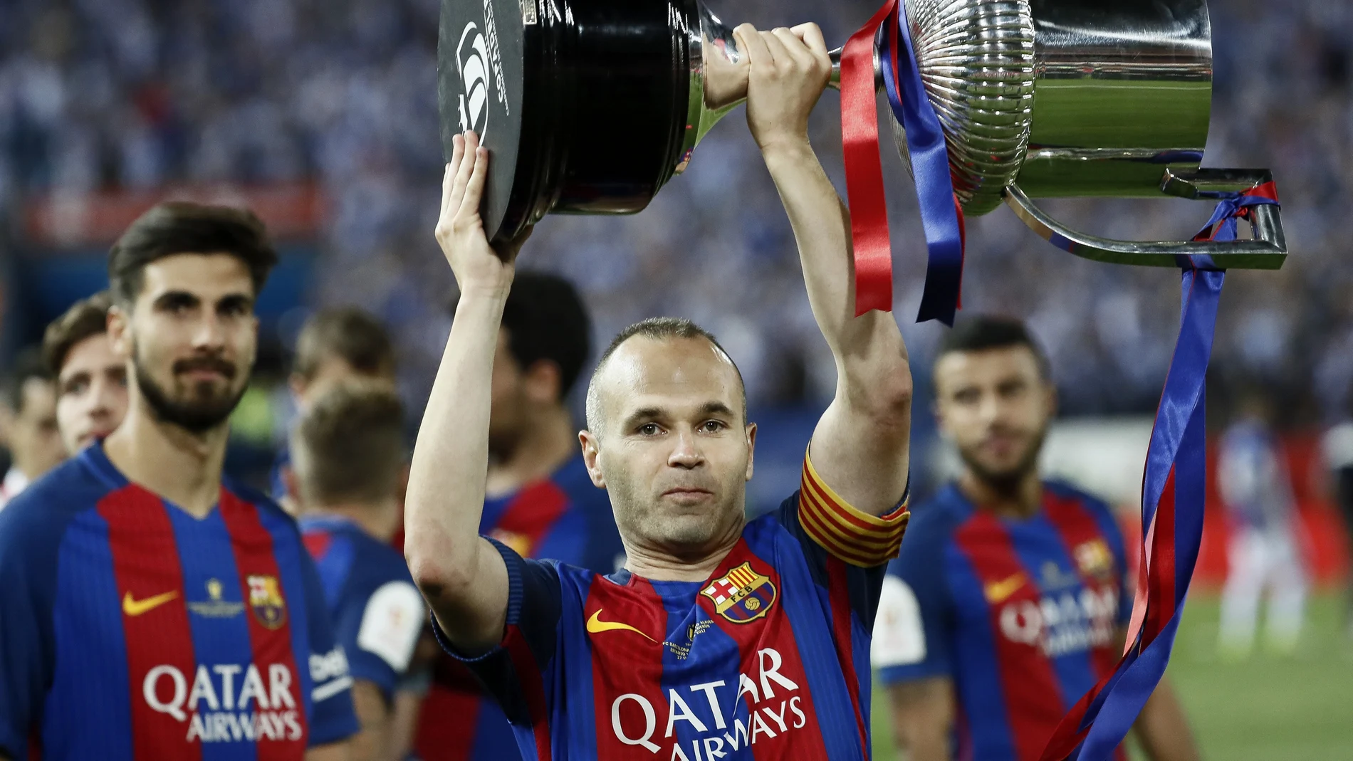 Iniesta levanta la Copa del Rey en el Vicente Calderón Iniesta levanta la Copa del Rey en el Vicente Calderón