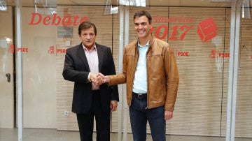 Pedro Sánchez saluda al presidente de la Comisión Gestora, Javier Fernández