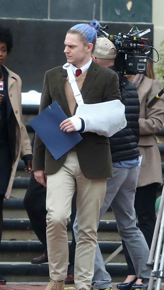 Evan Peters en el rodaje de la séptima temporada de 'American Horror Story'