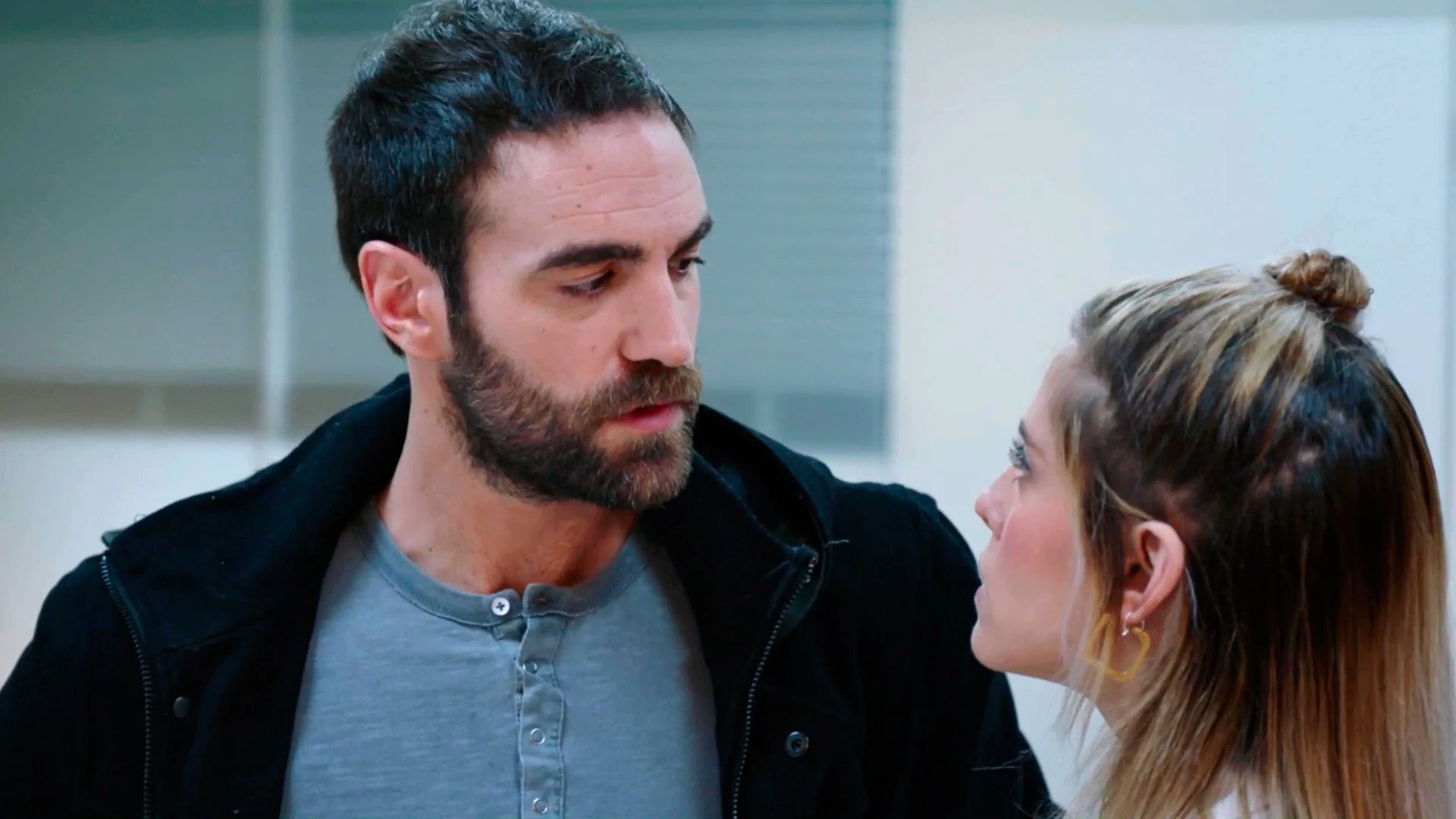 Iñaki pide explicaciones a Carmen sobre su noche de hotel con Horacio Iñaki pide explicaciones a Carmen sobre su noche de hotel con Horacio