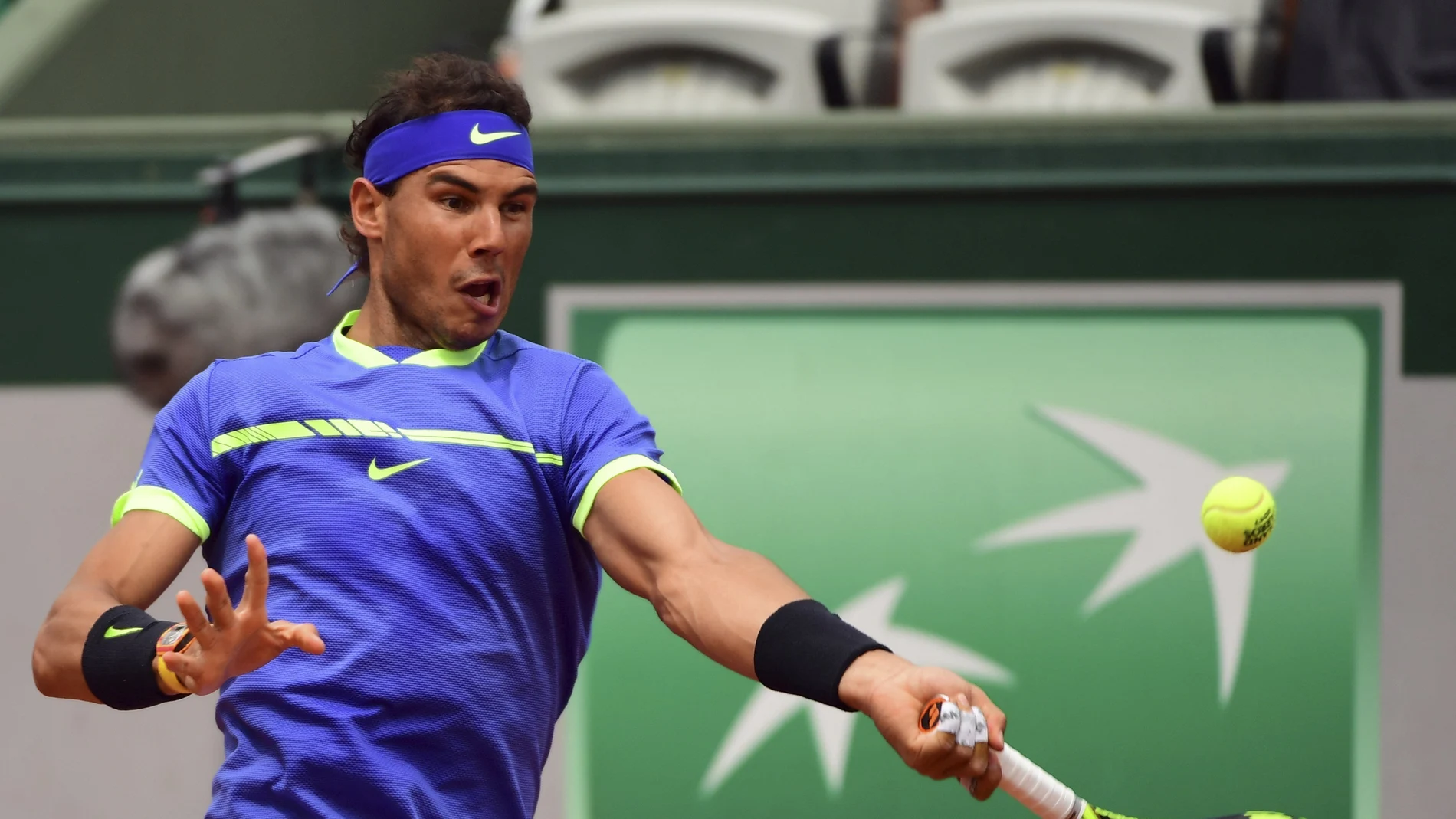 Rafa Nadal devuelve la bola en un partido Rafa Nadal devuelve la bola en un partido