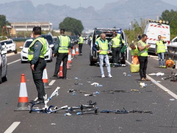 La Guardia Civil inspecciona el lugar del atropello en Oliva