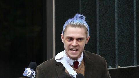 Evan Peters en el rodaje de la séptima temporada de 'American Horror Story'