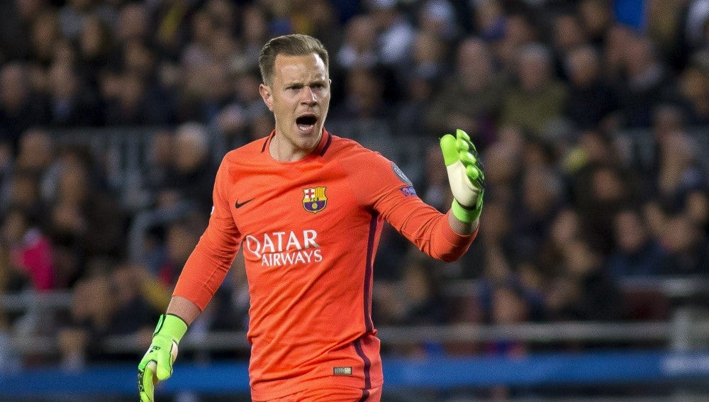 Ter Stegen protesta una acción durante un partido con el Barça