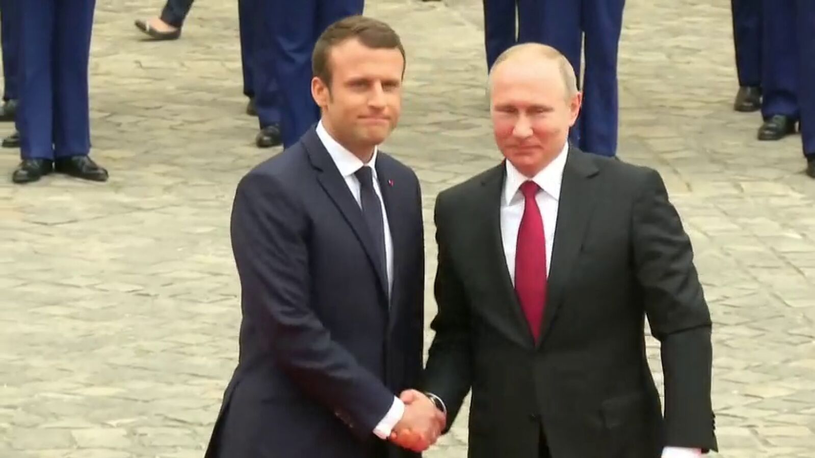 Emmanuel Macron recibe en Versalles a Vladimir Putin