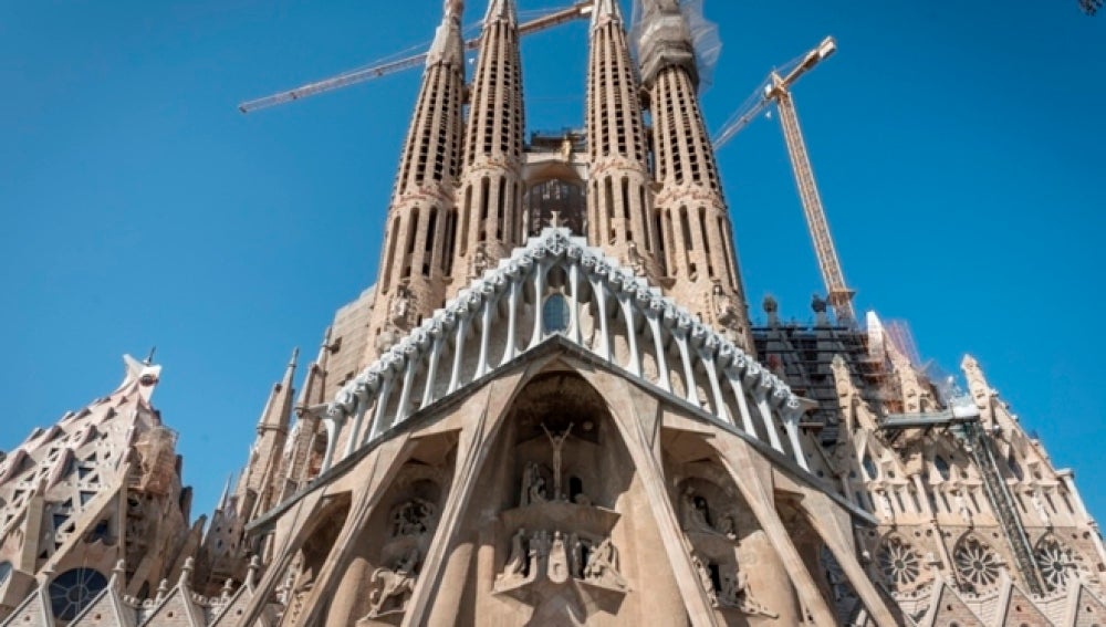 Antena 3 Tv Plantan Un Huerto Sobre La Fachada De La Pasión De La Sagrada Familia 1747