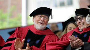 John Williams durante el acto de graduación