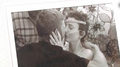 Una mujer con cáncer terminal hace realidad su sueño de casarse con su novio de secundaria