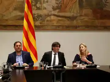 El presidente catalán, Carles Puigdemont (c), junto al vicepresidente del Govern, Oriol Junqueras (i) y la consellera de la Presidencia, Neus Munté El presidente catalán, Carles Puigdemont (c), junto al vicepresidente del Govern, Oriol Junqueras (i) y la consellera de la Presidencia, Neus Munté