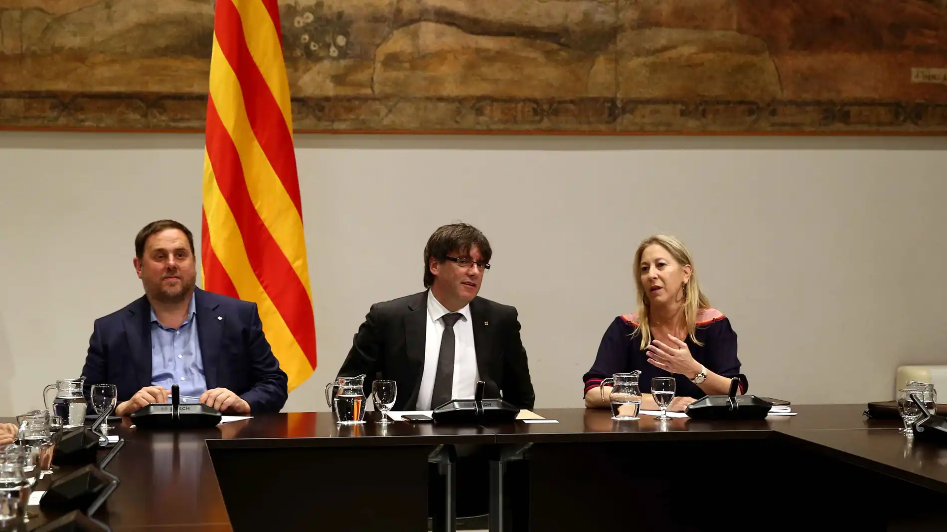 El presidente catalán, Carles Puigdemont (c), junto al vicepresidente del Govern, Oriol Junqueras (i) y la consellera de la Presidencia, Neus Munté El presidente catalán, Carles Puigdemont (c), junto al vicepresidente del Govern, Oriol Junqueras (i) y la consellera de la Presidencia, Neus Munté