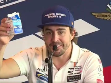Alonso se despide de Indianápolis bebiendo leche