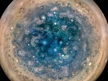 Imagen desde el interior de los anillos de Júpiter captada por JUNO