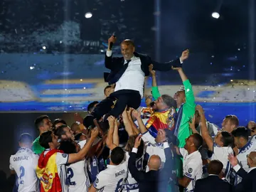 Zinedine Zidane, manteado por sus jugadores Zinedine Zidane, manteado por sus jugadores