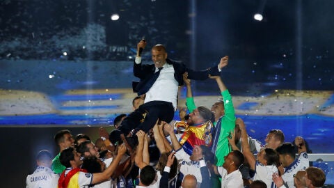 Zinedine Zidane, manteado por sus jugadores
