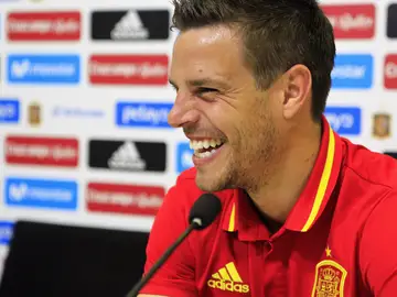 Azpilicueta sonríe durante la rueda de prensa Azpilicueta sonríe durante la rueda de prensa