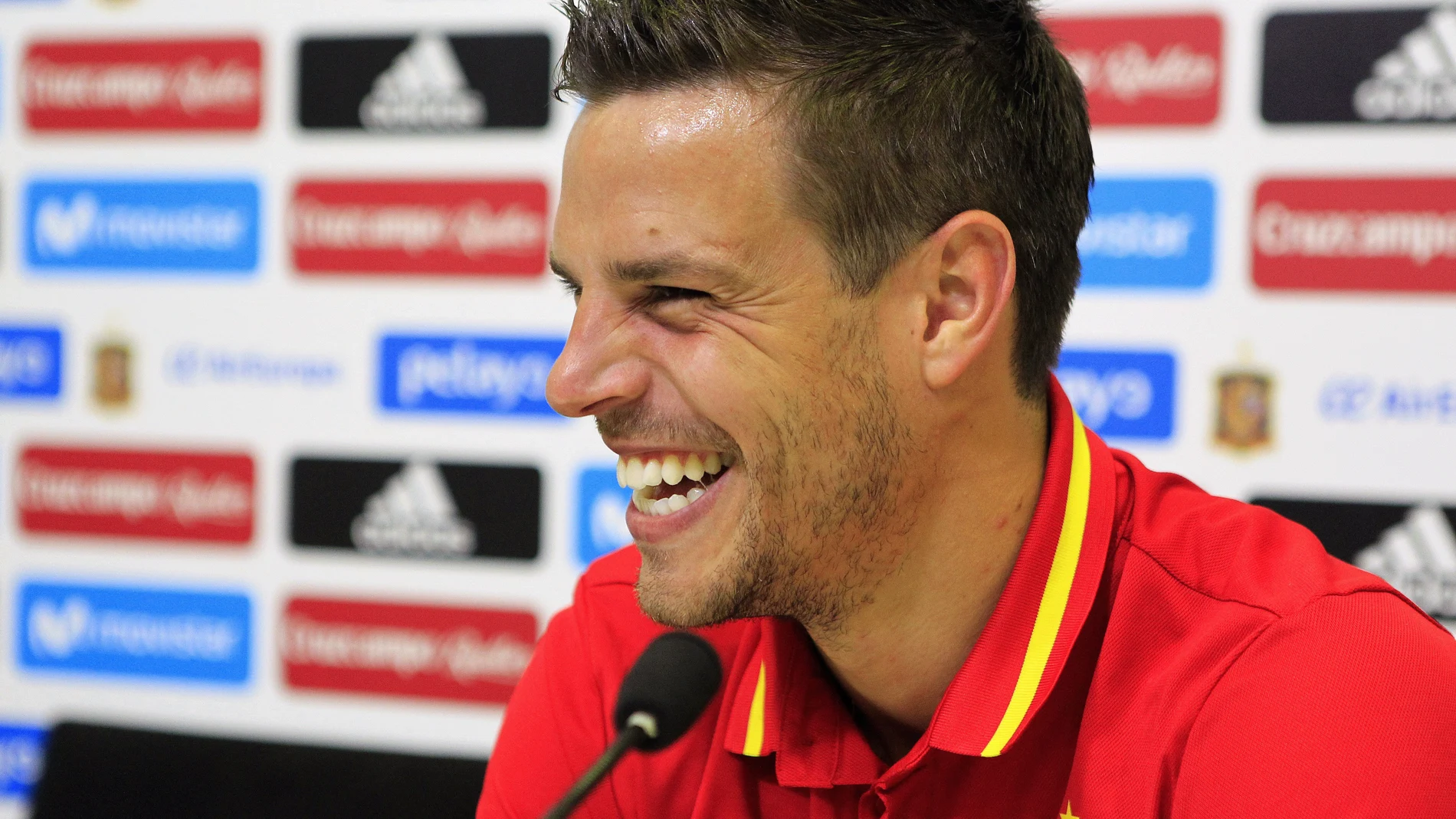 Azpilicueta sonríe durante la rueda de prensa Azpilicueta sonríe durante la rueda de prensa