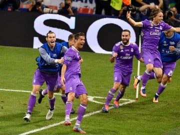 Cristiano Ronaldo celebra un gol junto a sus compañeros