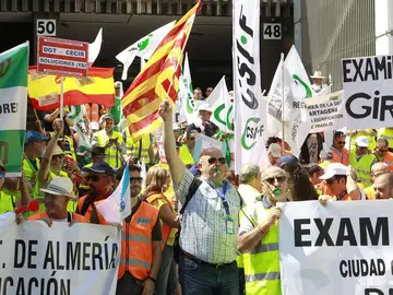 Concentración de los examinadores de tráfico, en la jornada de huelga convocada en toda España (Archivo) Concentración de los examinadores de tráfico, en la jornada de huelga convocada en toda España (Archivo)