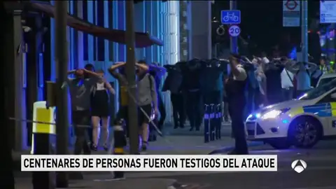 Frame 108.848571 de: Un testigo del doble atentado de Londres: "Los atacantes no sabían lo que hacían, corrían intentando herir a la gente y entonces entraron los policías en escena y llegó un momento en que dispararon contra ellos" Frame 108.848571 de: Un testigo del doble atentado de Londres: "Los atacantes no sabían lo que hacían, corrían intentando herir a la gente y entonces entraron los policías en escena y llegó un momento en que dispararon contra ellos"
