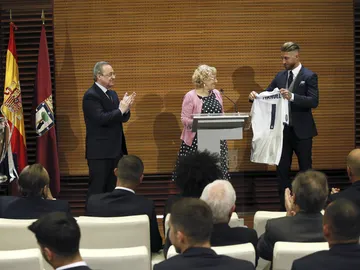Carmena, con Ramos y Florentino Pérez Carmena, con Ramos y Florentino Pérez
