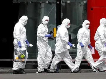 Los forenses se dirigen hacia el puente de Londres para analizar el doble atentado Los forenses se dirigen hacia el puente de Londres para analizar el doble atentado