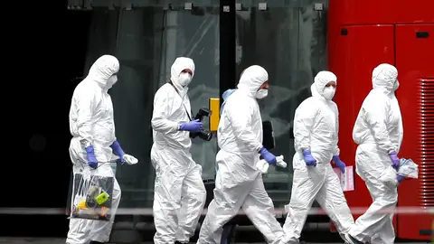 Los forenses se dirigen hacia el puente de Londres para analizar el doble atentado Los forenses se dirigen hacia el puente de Londres para analizar el doble atentado
