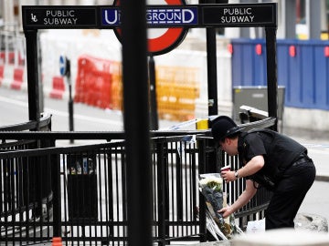 Un policía deja flores en el puente de Londres